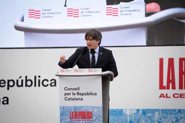 El expresidente de la Generalitat de Cataluña Carles Puigdemont interviene en  el acto del Consell de la República en Perpiñán (Francia) a 29 de febrero de 2020 (ARCHIVO).