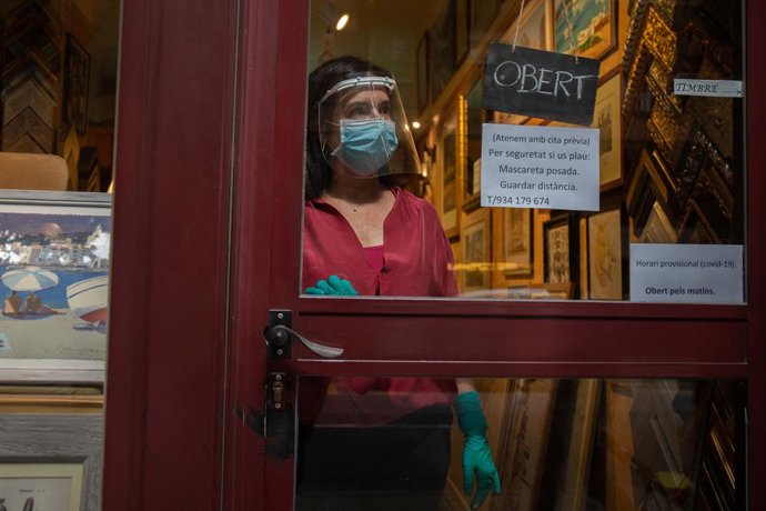 Anna María, propietria de la botiga de marcs Art i Paper (Calli Craywinckel) atén amb cita prvia als seus clients des del passat 4 de maig durant la Fase 0 de la Desescalada instaurada pel Govern per prevenir el coronavirus.
