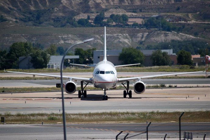 Un avión en el Aeropuerto de Madrid-Barajas Adolfo Suárez 