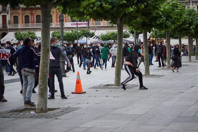 Varias personas se enfrentan a la Policía Foral durante la manifestacion ilegal de protesta y apoyo al terrorista de ETA Patxi Ruiz, preson en la cárcel Murcia II en hueloga de hambre, en Pamplona, Navarra, a 23 de mayo de 2020.