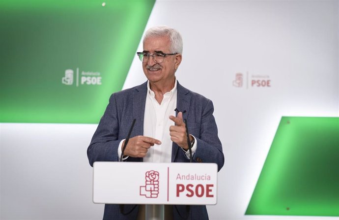 El portavoz adjunto del PSOE-A en el Parlamento andaluz, Manuel Jiménez Barrios, en rueda de prensa.