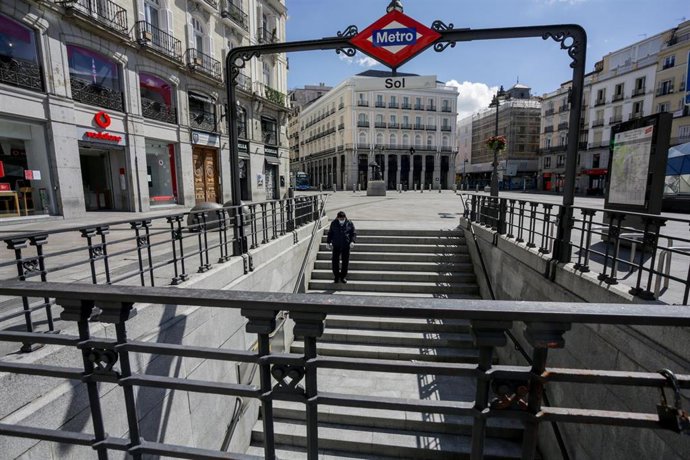 Una de las entradas a la estación de metro y de Cercanías de Sol