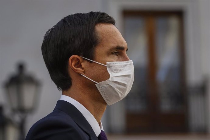 Ministro de Obras Públicas de Chile, Alfredo Moreno, con mascarilla por la pandemia de coronavirus