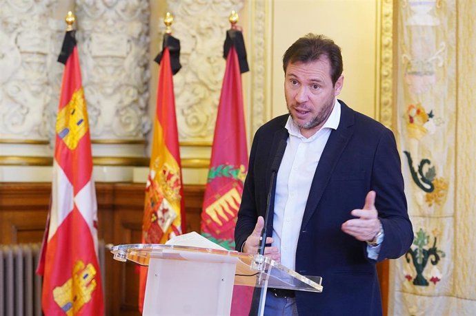 El alcalde de Valladolid, en rueda de prensa este martes, ante las tres banderas oficiales con crespones negros.