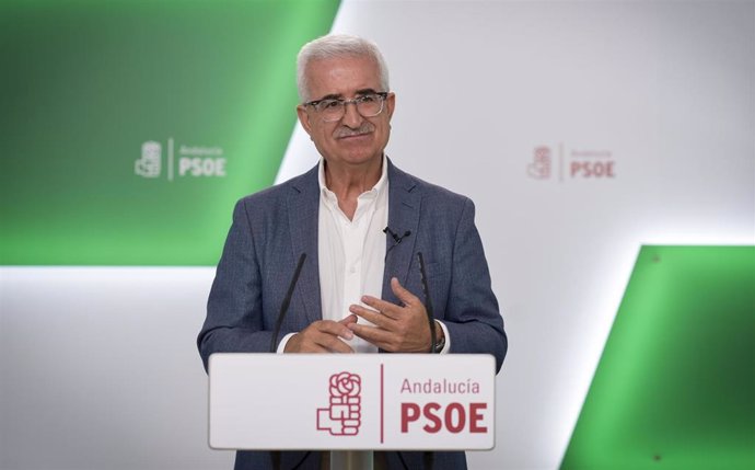 El portavoz adjunto del PSOE-A Manuel Jiménez Barrios, en rueda de prensa.