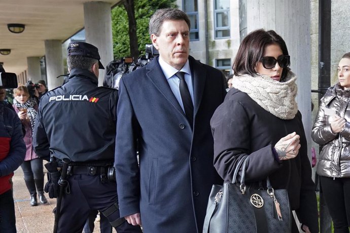 El padre y la hermana de Diana Quer, Juan Carlos y Valeria Quer, a su llegada a los juzgados en el juicio contra José Enrique Abuín Gey, alias 'el Chicle'