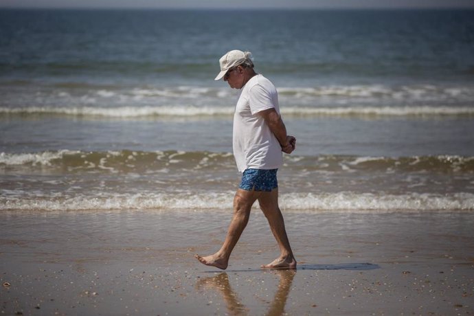 Un hombre pasea por la playa 