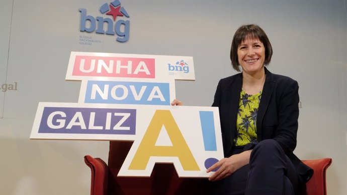 La portavoz nacional del BNG, Ana Pontón, posa con el lema de campaña para las elecciones del 12 de julio