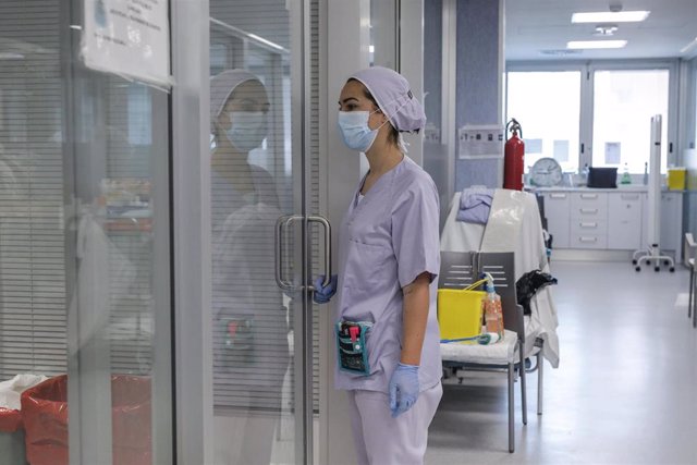 Trabajadores sanitarios totalmente protegidos atienden a un paciente con coronavirus ingresado en la UCI del Hospital Arnau de Vilanova, en Valencia, Comunidad Valenciana, (España), a 24 de abril de 2020.