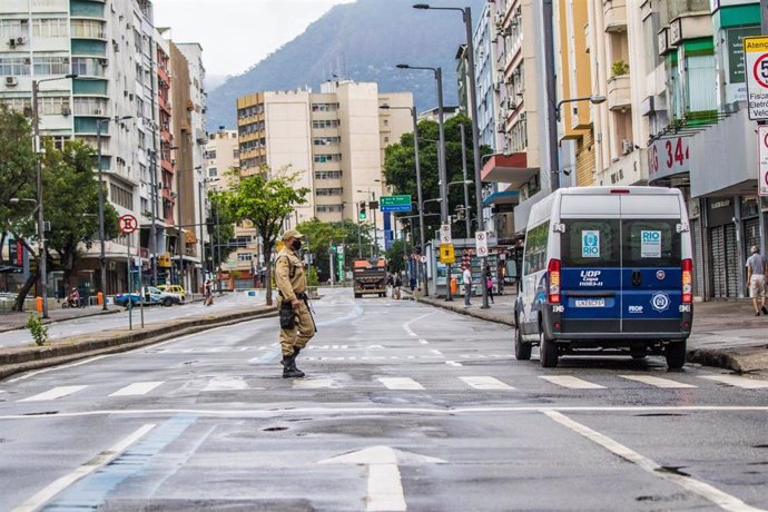 Policia patrullando las calles de Río de Janeiro