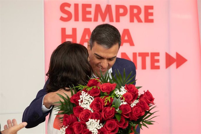 El presidente en funciones del Gobierno de España, Pedro Sánchez, felicita a la presidenta del Gobierno de La Rioja, Concha Andreu, por su elección.