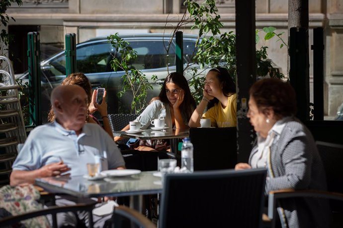 Diverses persones gaudeixen en una terrassa d'un bar durant el primer dia de la Fase 1. A Barcelona, Catalunya (Espanya), a 25 de maig de 2020.