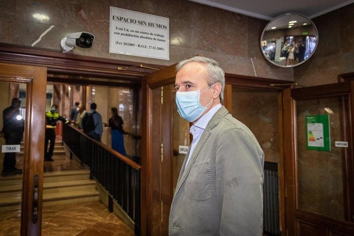 El alcalde con mascarillla en la entrada del Ayuntamiento