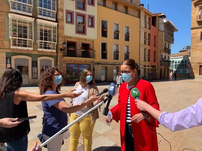 La concejala de Festejos de Oviedo, Covadonga Díaz, atiende a los medios en la plaza del Ayuntamiento.