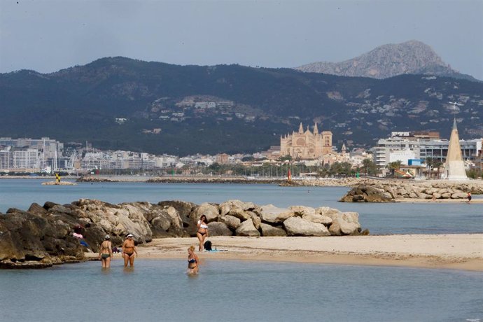 Bañistas en una playa de Palma durante el primer día de la fase 2.