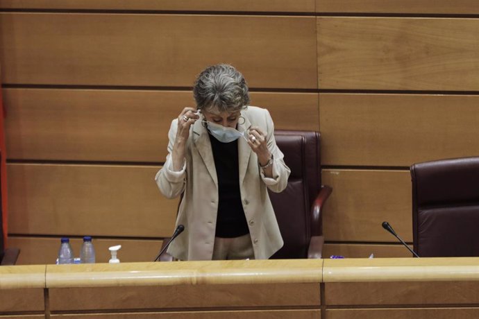 La presidenta de Radio Televisión Española, Rosa María Mateo, guarda un minuto de silencio por los fallecidos por Covid-19 al inicio de la sesión de la Comisión Mixta de Control Parlamentario de la Corporación RTVE y sus Sociedades celebrada en el Senad