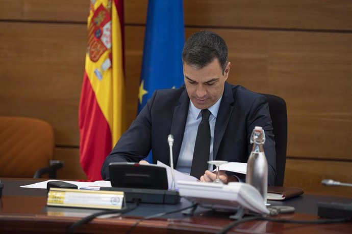 El presidente del Gobierno, Pedro Sánchez, preside el Consejo de Ministros donde se aprobará el decreto por el que se declarará un luto oficial por las víctimas del coronavirus de 10 días