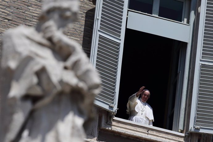 Coronavirus.- El Papa reanudará este domingo los rezos dominicales desde la vent