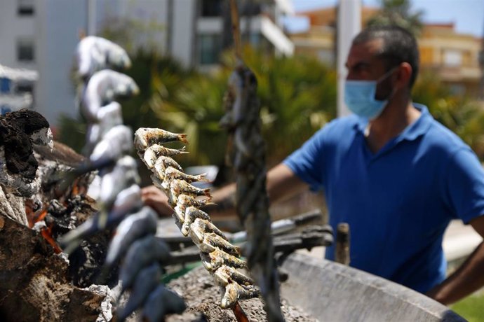 Un espetero prepara sardinas en las playas de Pedregalejo. Málaga a 20 de mayo del 2020