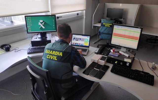 Guardia Civil desarticula un grupo especializado en estafas por internet, en una operación llevada a cabo por el equipo de Policía Judicial de Cangas y por la Comisaría de Policía Nacional de Valencia.