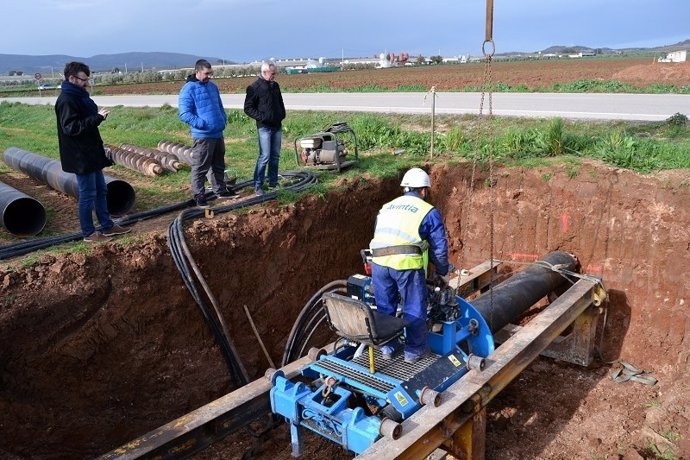 Imagen de la obra que está llevando a cabo en Campillos para renovar la red de abastecimiento de agua