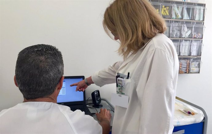 Médicos implantación receta electronica en hospital de ronda usando un ordenador, en una imagen de archivo
