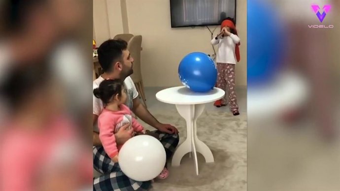 Este padre ayuda a su hija de 5 años a que la magia de sus trucos se haga realidad