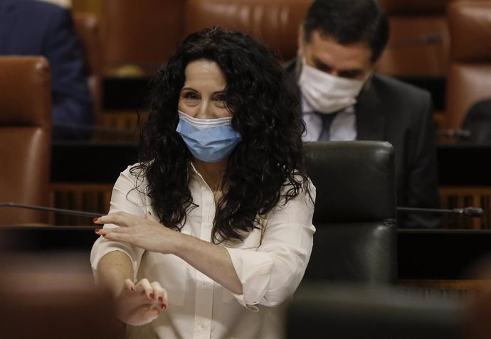 La consejera de Salud y Familias, Rocío Ruiz, en su escaño durante el pleno en el Parlamento de Andalucía. En Sevilla (Andalucía, España), a 20 de mayo de 2020.