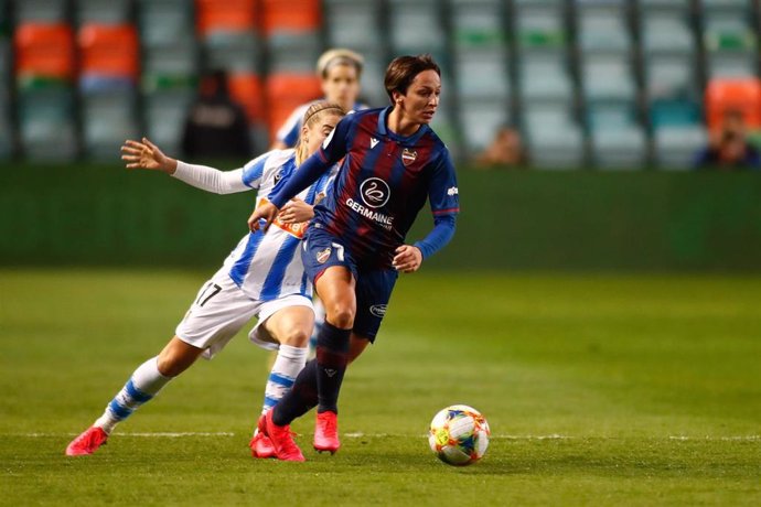 Marta Corredera trata de marcharse de Bárbara Latorre durante el Levante-Real Sociedad de la Supercopa 2020