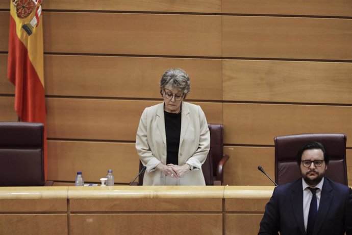 La presidenta de Radio Televisión Española, Rosa María Mateo; y el secretario segundo de la Comisión, Sergio Ramos, guardan un minuto de silencio por los fallecidos por Covid-19 al inicio de la sesión de la Comisión Mixta de Control Parlamentario de la 