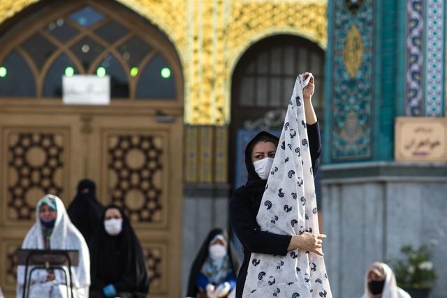 Ciudadanos de Irán durante las festividades del Eid al Fitr, con motivo del fin del mes de Ramadán, en el marco de la pandemia de coronavirus