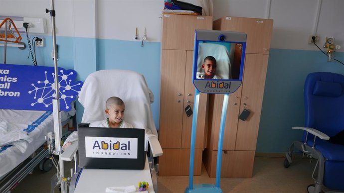 Varios.- La Abidal Foundation acompaña a niños hospitalizados mediante el robot 
