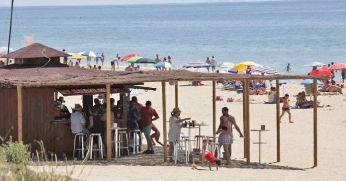 Vista de un chiringuito en la playa de Punta Umbría.