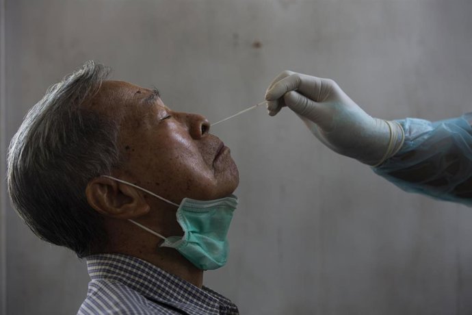Un médico toma una muestra de un paciente para saber si tiene coronavirus.