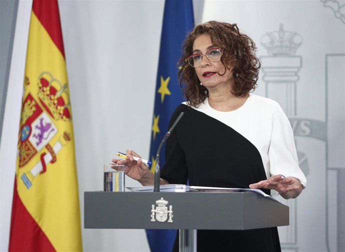 La ministra portavoz y de Hacienda, María Jesús Montero, comparece ante los medios tras el Consejo de Ministros celebrado en Moncloa, en Madrid (España), a 26 de mayo de 2020.