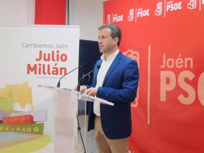 El alcalde de Jaén y secretario general del PSOE local, Julio Millán, durante la rueda de prensa