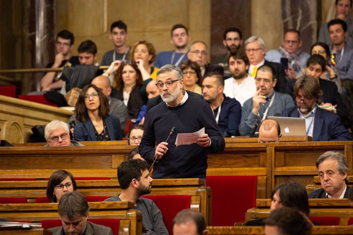 El portaveu de la CUP en el Parlament, Carles Riera, intervé des del seu escó en una sessió plenria, en una imatge d'arxiu. 