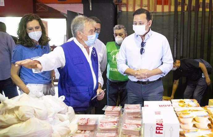 El president del Valncia CF, Anil Murthy, en el repartiment solidari d'aliments a Mestalla