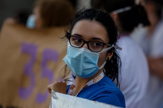 Personal sanitario del Hospital Clínico San Carlos de la Comunidad de Madrid sostiene carteles en la primera protesta de la desescalada con concentraciones en hospitales y centros de salud. 