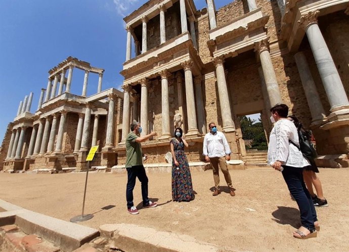 La consejera de Cultura y el alcalde de Mérida visitan los espacios que reabren sus puertas al púlbico
