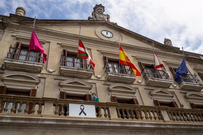 Banderas a media asta y un crespón negro en la balconada del Ayuntamiento de Vitoria-Gasteiz al sumarse la ciudad al luto oficial por las víctimas del covid-19