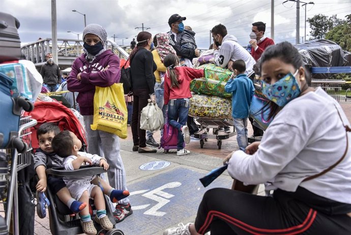 Migrantes venezolanos en Colombia inician el viaje de regreso a su país