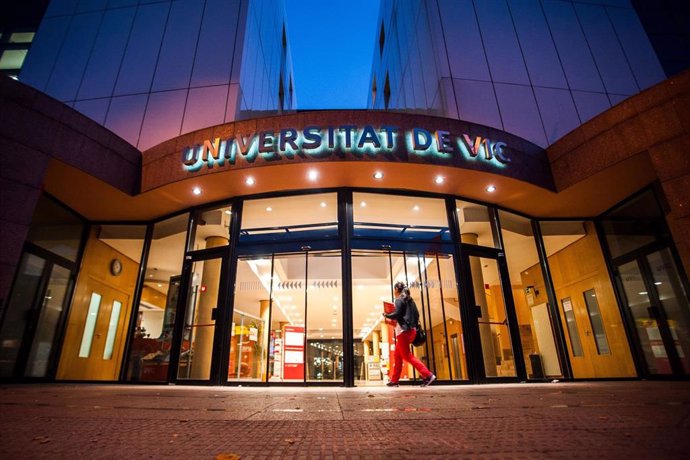 La entrada del Campus Miramarges de la Universitat de Vic - Universitat Central de Catalunya (UVic-UCC), situada en el Carrer de la Sagrada Família número 7 de Vic (Barcelona)
