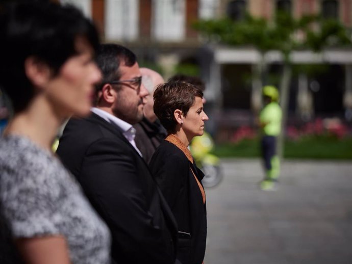 María Chivite, presidenta del Gobierno de Navarra, durante el minuto de silencio en homenaje a los fallecidos por coronavirus que se guardó el 3 de mayo en Pamplona.