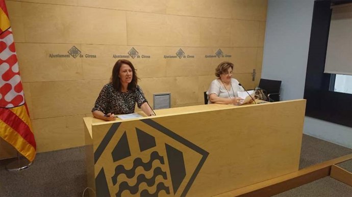 La alcaldesa de Girona, Marta Madrenas, y la concejal de Educación y Deportes, Eva Palau