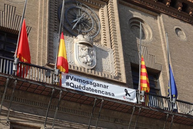 Banderas a media asta en el Ayuntamiento de Zaragoza
