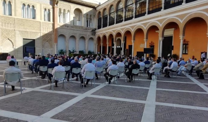 Asamblea extraordinaria de hermanos mayores de Sevilla celebrada en el Patio de la Montería del Alcázar para debatir el destino final de las sillas y palcos de la carrera oficial