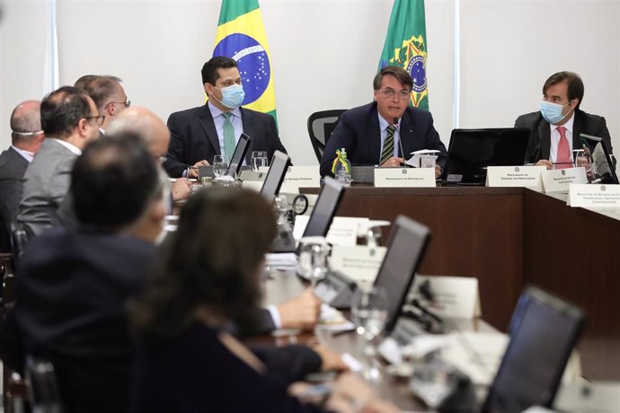 El presidente de Brasil, Jair Bolsonaro, junto a algunos de sus ministros durante una vídeo conferencia con los gobernadores de algunos estados para abordar la situación de la pandemia de la COVID-19 en el país.