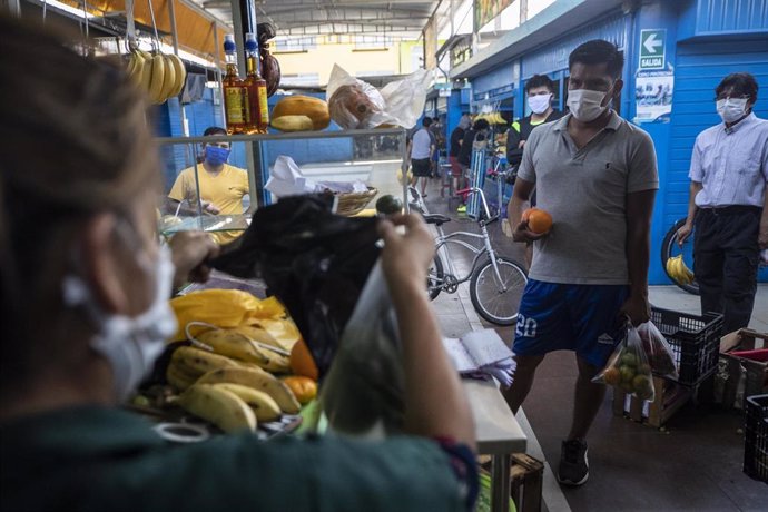 Un hombre hace la compra en un mercado de Lima, Perú. Entre las medidas impuestas por el Gobierno para frenar la pandemia está la de dividir las salidas a los espacios públicos según el género.