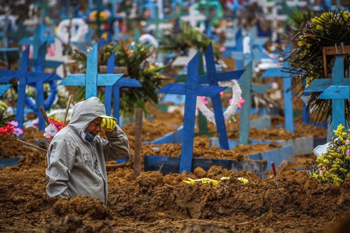 Un trabajador del cementerio de Nuestra Señora Aparecida, en la ciudad de Manaos, escava una fosa para una víctima de la COVID-19.